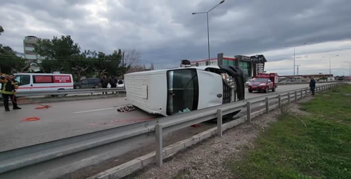 Devrilen minibüsün sürücüsü hayatını kaybetti