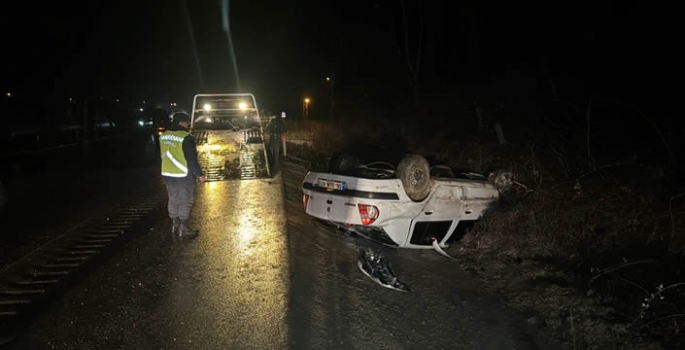 Devrilen otomobildeki 2 kişi yaralandı