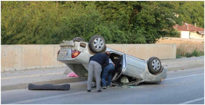 Devrilen otomobildeki aynı aileden 4 kişi yaralandı