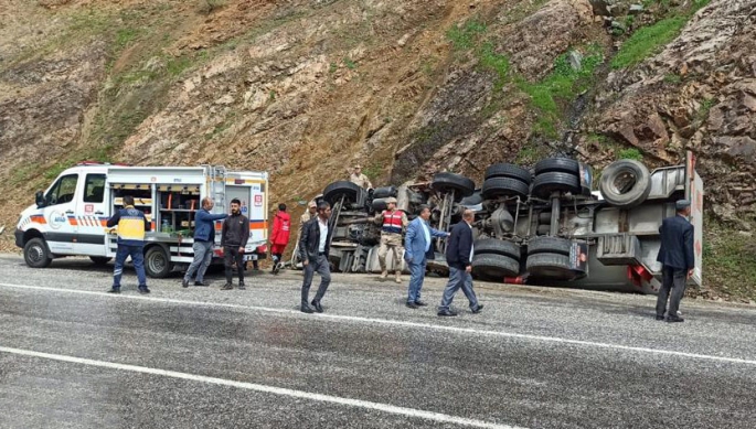  Devrilen tankerin sürücüsü yaralandı