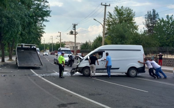 Diyarbakır'da Minibüs Kazası: 8 Kişi Yaralandı