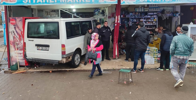 Diyarbakır'da minibüs markete girdi: 5 öğrenci yaralandı!