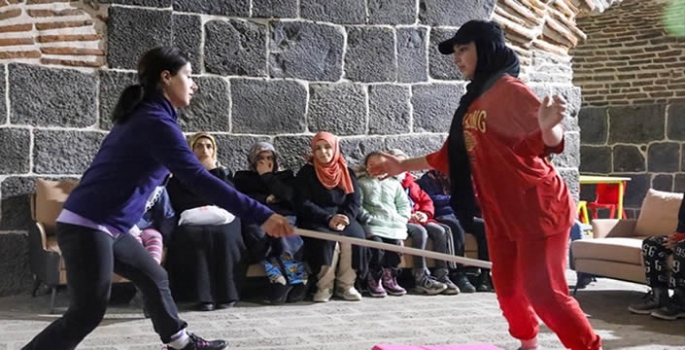 Diyarbakır'ın tarihi surlarında kadınlara yakın savunma eğitimi veriliyor