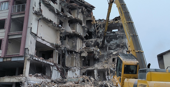 Doğanşehir'de ağır hasarlı binaların yıkımı devam ediyor