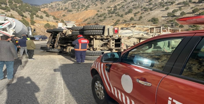 Doğanşehir’de devrilen beton mikserinin sürücüsü yaralandı