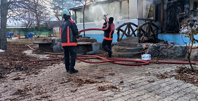 Doğanşehir'de iş yerinde çıkan yangın söndürüldü