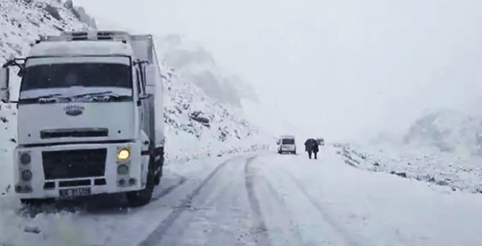 Doğuda ilk kar yağdı! Yollar kapandı, araçlar yolda kaldı