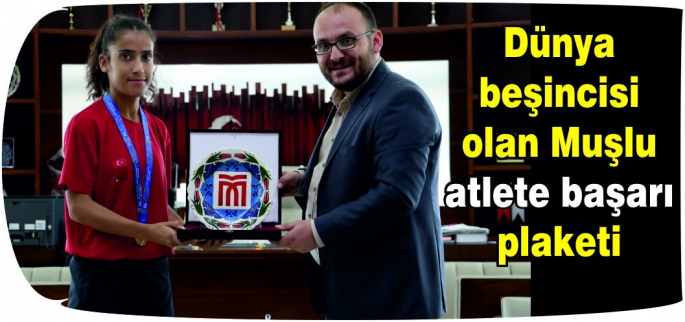 Dünya beşincisi olan Muşlu atlete başarı plaketi