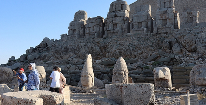 Dünya mirası Nemrut'u bayramda yaklaşık 8 bin kişi ziyaret etti