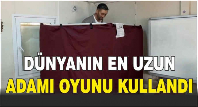 Dünyanın en uzun adamı oyunu kullandı