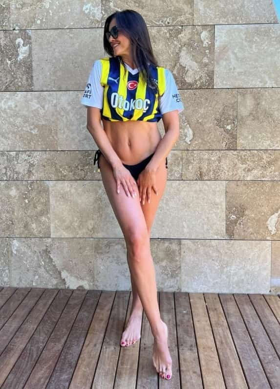 Edin Dzeko'nun eşi Amra Dzeko, Fenerbahçe formasını bikini üstü yaparak poz verdi