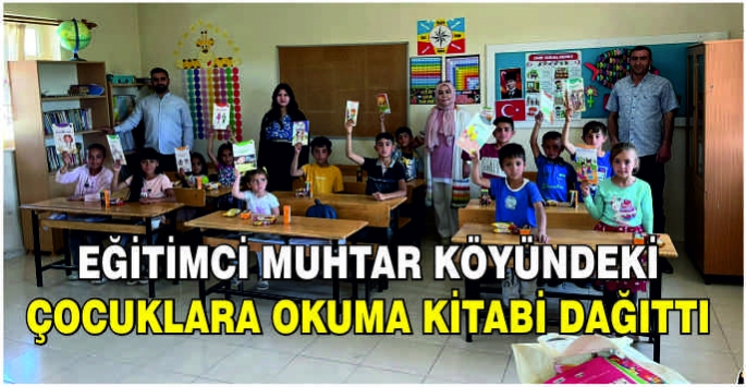 Eğitimci muhtar köyündeki çocuklara okuma kitabi dağıttı