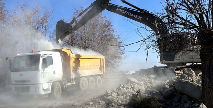  Elazığ'da ağır hasarlı 10 bin 33 binanın enkazı kaldırıldı