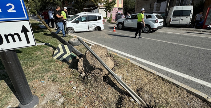 Elazığ'da ambulans ile hafif ticari aracın çarpıştığı kazada 2 kişi yaralandı