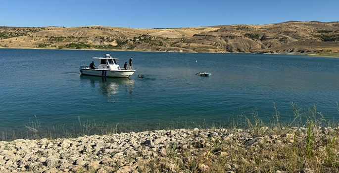 Elazığ'da baraj gölünde kaybolan genç için arama çalışması başlatıldı