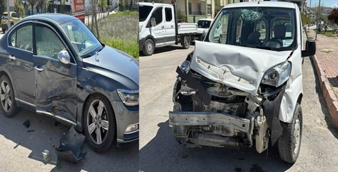 Elazığ'da hafif ticari araç ile otomobilin çarpıştığı kazada 7 kişi yaralandı