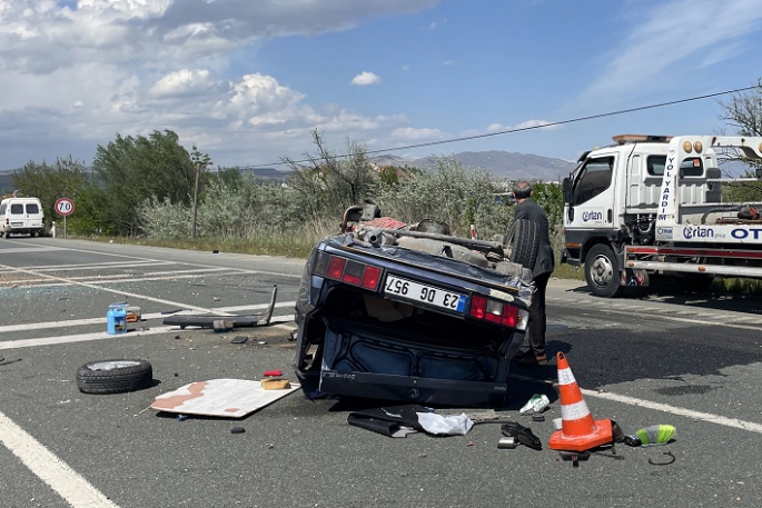 Elazığ'da iki otomobilin çarpışması sonucu 3 kişi yaralandı