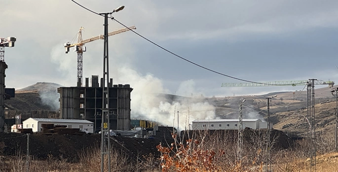 Elazığ'da işçilerin kaldığı konteynerlerde çıkan yangında 2 işçi yaralandı, 1 işçi dumandan etkilendi