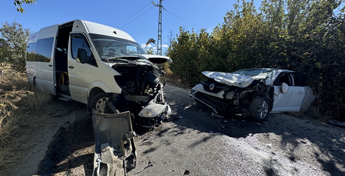 Elazığ'da minibüsle otomobilin çarpıştığı kazada 4 kişi yaralandı