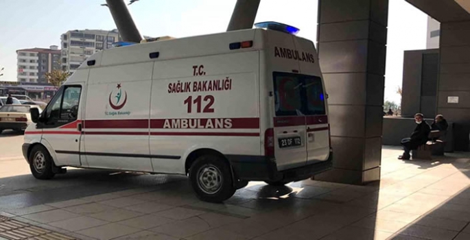 Elazığ'da muhtar alkol alanları uyardı, az daha canından oluyordu