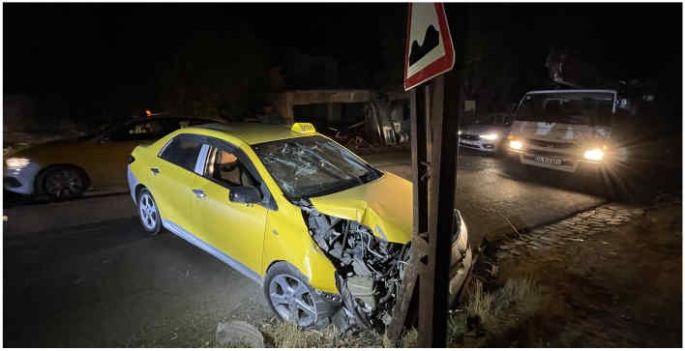 Elazığ'da ticari taksi önce yayaya ardından direğe çarptı 2 kişi yaralandı