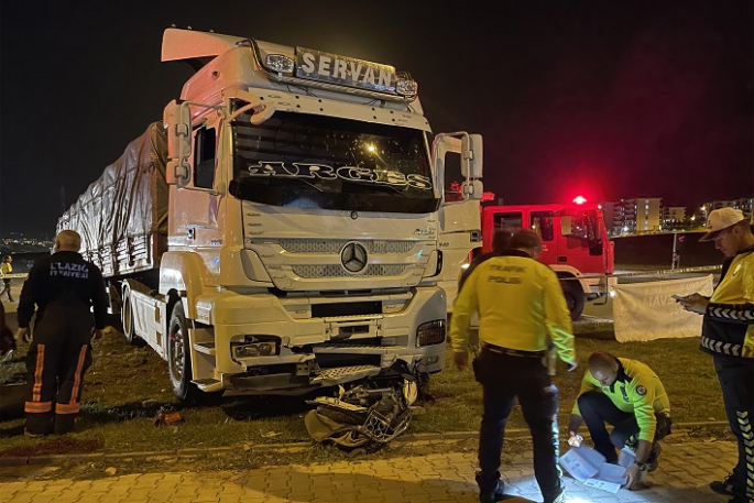 Elazığ'da tırın altında kalan motosikletin sürücüsü öldü