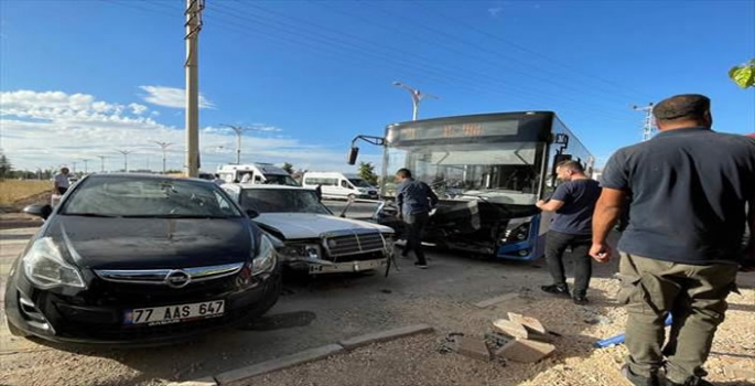 Elazığ'da zincirleme trafik kazasında 5 kişi yaralandı