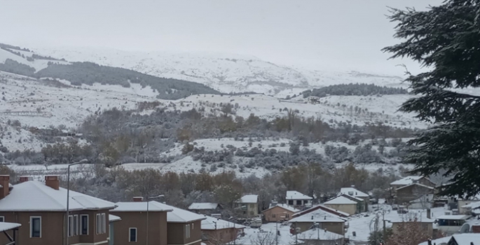 Elazığ'ın Sivrice ilçesinde kar yağışı etkili oldu