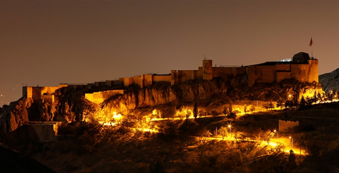 Elazığ'ın tarihi Harput Mahallesi gece görüntülendi