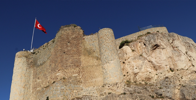 Elazığ Valisi Hatipoğlu, Harput Kalesi'nde yürütülen kazı çalışmalarını inceledi