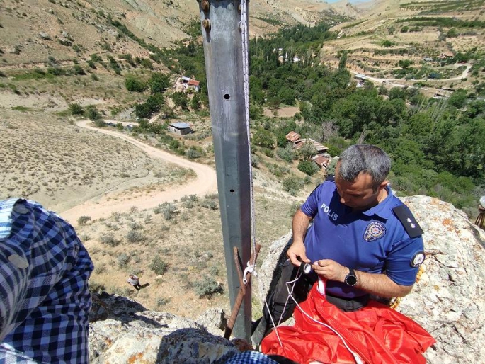 Emniyet Müdürü, Canını hiçe saydı sarp kayalıktaki yıpranan Türk bayrağını değiştirdi