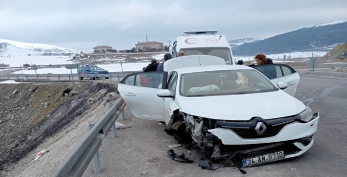 Erzincan'da bariyere çarpan otomobildeki 6 kişi yaralandı