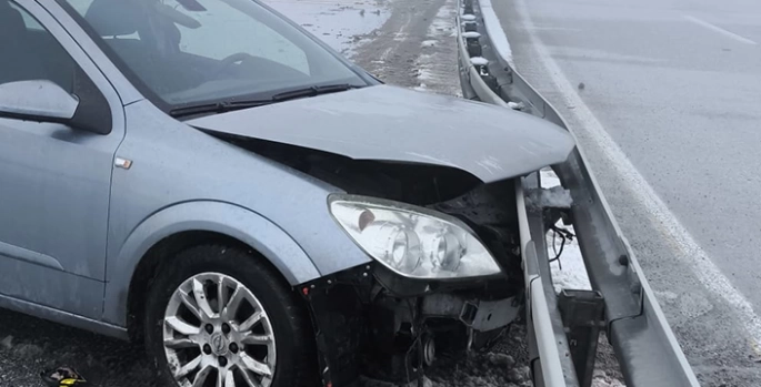 Erzincan'da bariyerlere çarpan otomobildeki 3 kişi yaralandı