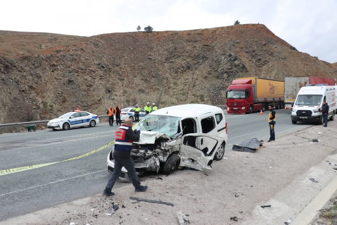 Erzincan'da iki araç çarpıştı, 1 kişi öldü 3 kişi yaralandı