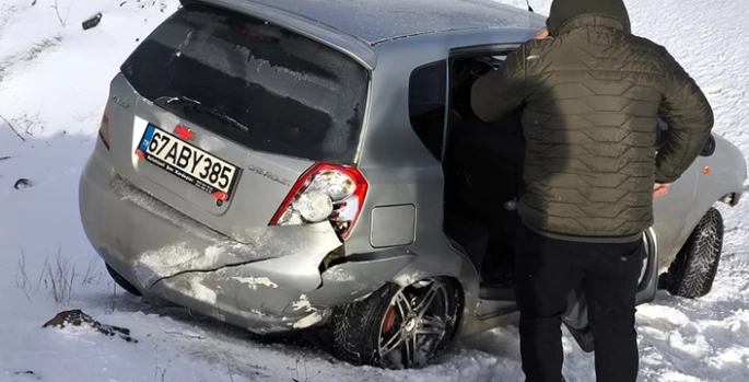 Erzincan’da kar direğine çarpan otomobildeki 2 kişi yaralandı