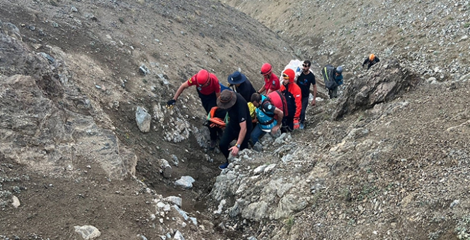 Erzincan'da mahsur kalan yaralı paraşütçü ekiplerce kurtarıldı