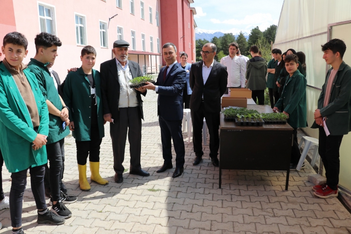 Erzincan'da öğrencilerin uygulama derslerinde ürettiği fideler satışa sunuldu