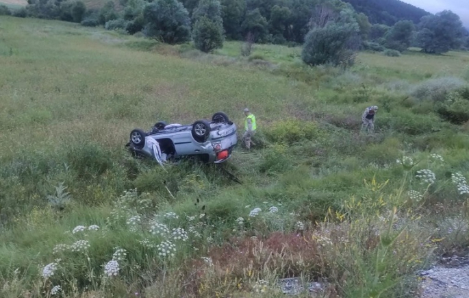 Erzincan'da otomobil şarampole devrildi, 4 kişi yaralandı