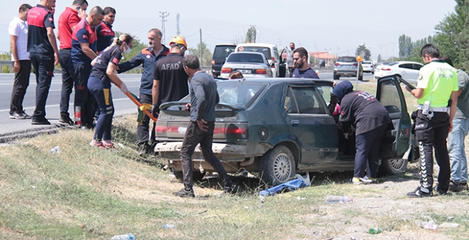 Erzincan'da otomobil yoldan çıktı, 2'si çocuk 4 kişi yaralandı