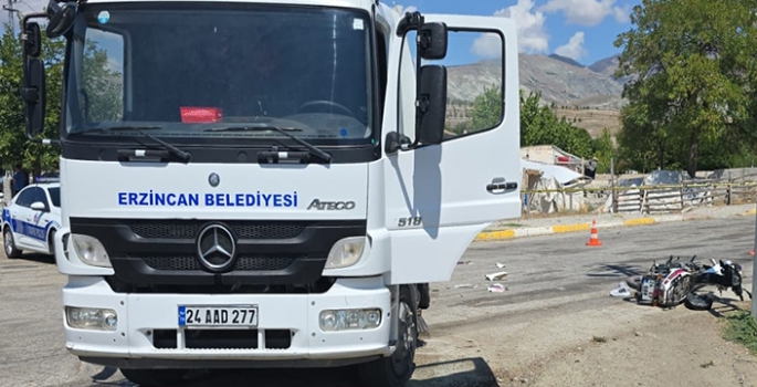 Erzincan'da yol süpürme aracı ile motosiklet çarpıştı, 1 kişi öldü, 1 kişi yaralandı