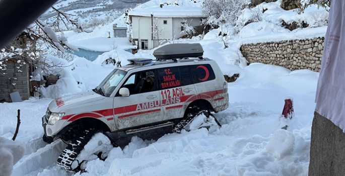 Erzincan'da yolu kardan kapanan köydeki hastaya paletli ambulansla ulaşıldı