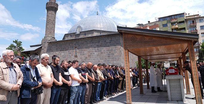 Erzincan'daki trafik kazasında ölen komiser ve annesi Erzurum'da defnedildi