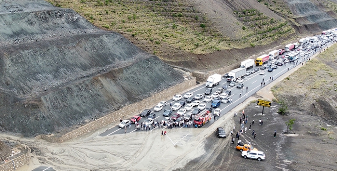 Erzincan-Sivas kara yolu heyelan nedeniyle ulaşıma kapatıldı