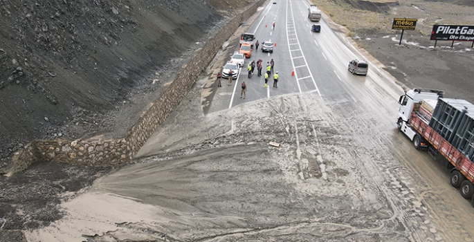 Erzincan-Sivas kara yolunda heyelan