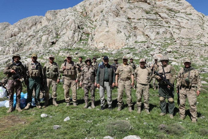 Erzincan Valisi Makas, operasyon bölgelerindeki güvenlik güçleriyle bayramlaştı