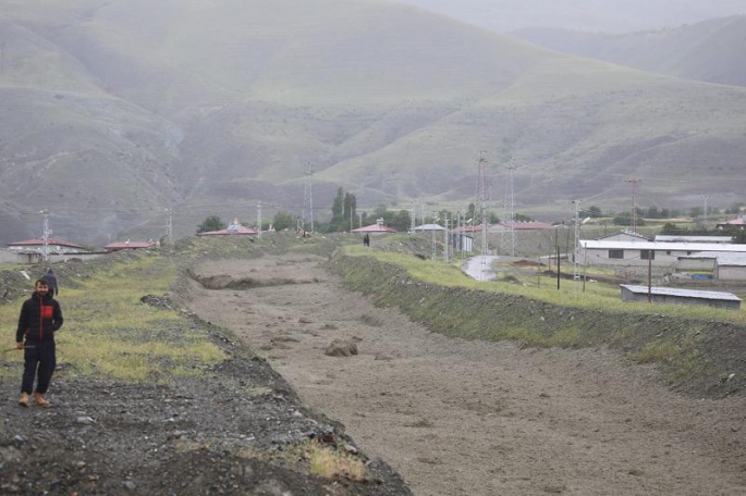 Erzincan Valisi Mehmet Makas, taşkınların meydana geldiği köyde inceleme yaptı