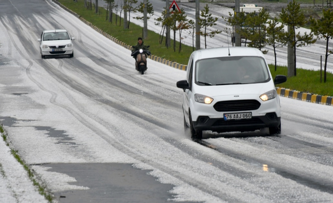 Erzurum, Ardahan ve Kars’ta dolu ve sağanak etkili oldu.