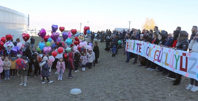 Erzurum'da anaokulu öğrencileri, lösemili akranları için gökyüzüne balon bıraktı