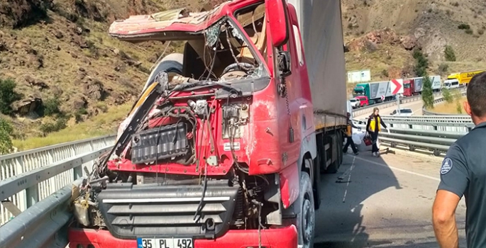 Erzurum'da bariyerlere çarpan tırın sürücüsü hayatını kaybetti