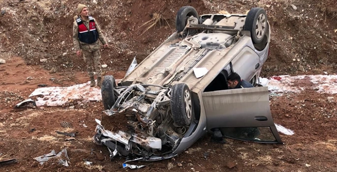 Erzurum'da devrilen otomobildeki karı koca yaralandı